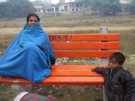 Mau Junction railway station put Dullhpur bench