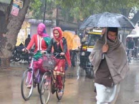 Rain water on the excitement of New Year round , grew cold