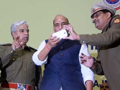 HOME MINISTER LAUNCH HIMMAT APP FOR WOMAN SECURITY IN DELHI.