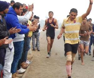 manoj watts make a record, running non stop 61 KM