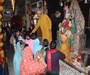 people pray in temples on new year 