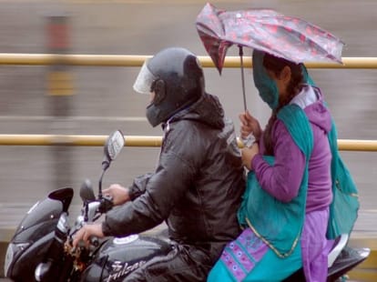 heavy rain lashes in kashmir valley 