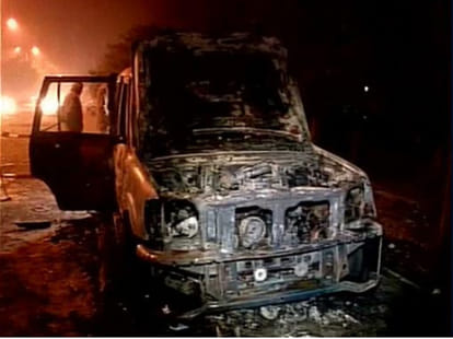 BJP and AAP 'worker clashed, put in the fire in car.