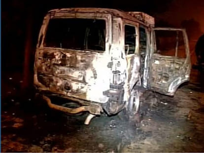 BJP and AAP 'worker clashed, put in the fire in car.