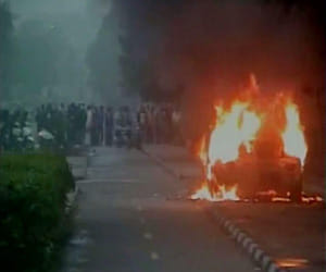 BJP and AAP 'worker clashed, put in the fire in car.