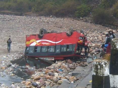 Private bus falls into ravine in SUJANPUR, 15 passengers injured.