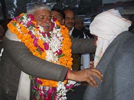 Police also distributed 100 blankets to the poor