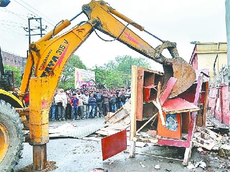 Encroachmet Move operation at agra fort station