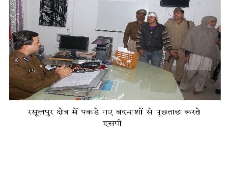  thieves fire by police