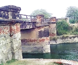 Heavy vehicles will pass by the bridge