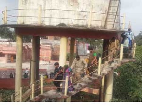 Crazy Women climbed on tank 