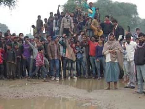 The road blockade by villagers