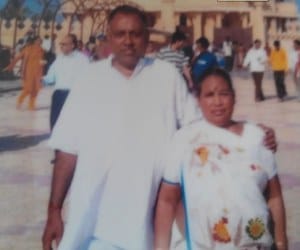 agra based business man killed brutally with his wife.