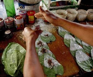 bihar paan seller giving free condoms to create awareness