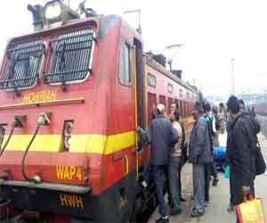 After robberythe young man thrown from a moving train.