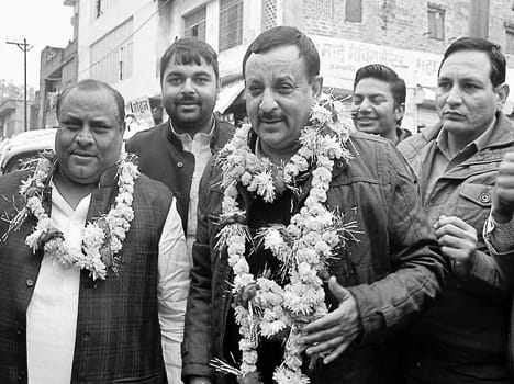 up Ministers welcome by samajvadi workers 