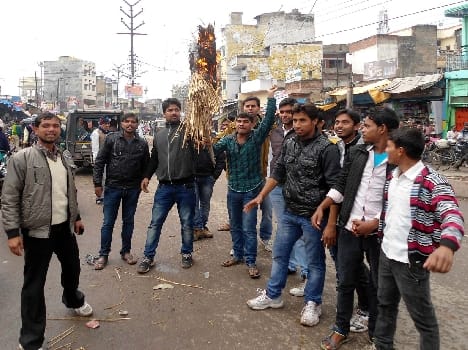 ABVP burn effigy of Mamata Banerjee 