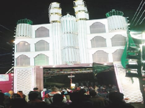 people caonstantly looks on masjid and garden