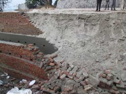 school Boundary wall fall, one died.