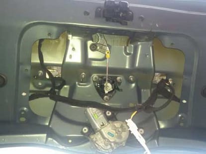 thief accidently cut the central lock wire and got stuck in car.