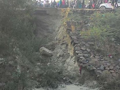 Massive traffic jam due to mudslide on Bridge over Hindon River in Ghaziabad; NH 24 Closed