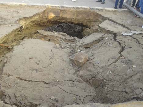 Massive traffic jam due to mudslide on Bridge over Hindon River in Ghaziabad; NH 24 Closed