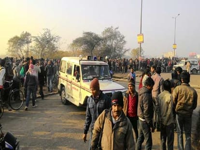 Massive traffic jam due to mudslide on Bridge over Hindon River in Ghaziabad; NH 24 Closed