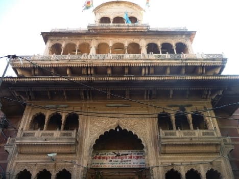 fighting among devotee, sevayat and security guard