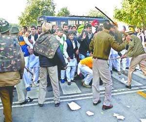lathicharge on Going to protest Youth Congress workers.