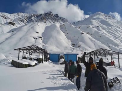 heavy snowfall in uttarakhand mountains