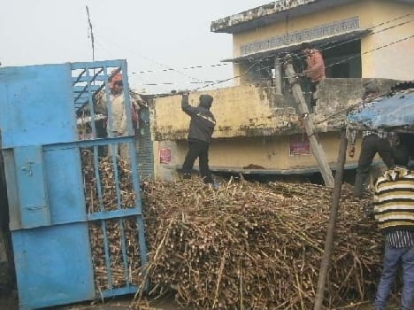 Tractor - trolley turnaround , Hotels And houses damaged