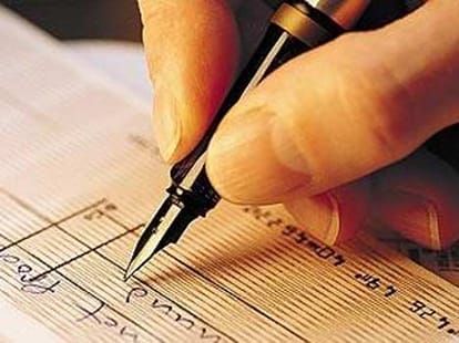 bank manager's wife did fraud by other's cheques