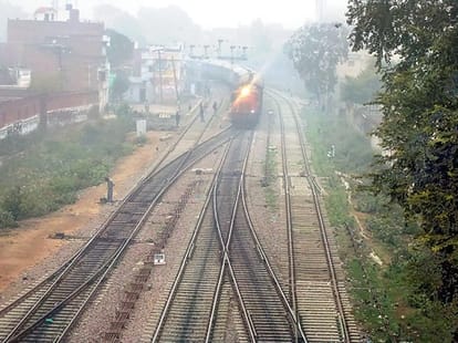 Up: trains are late due to fog and many cancelled.