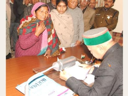 cm virbhadra announces 7 percent DA to employees.