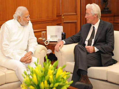 Sonakshi Sinha met Narendra Modi; Also gave gift to him