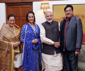 Sonakshi Sinha met Narendra Modi; Also gave gift to him