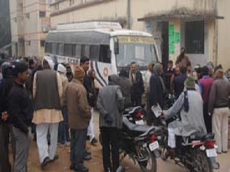 Clashed with truck roadways bus stand , five injured