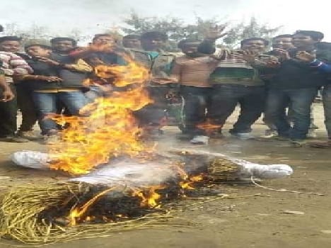 Effigy of Pakistan blew workers