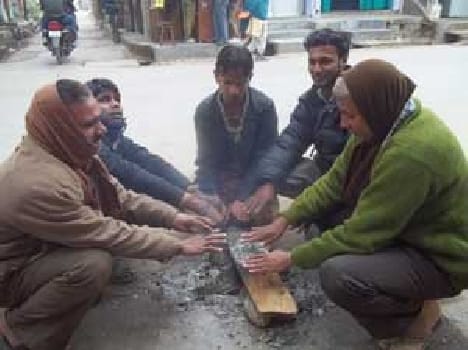People in homes Dubke cold , making bonfires resort
