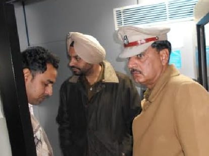 outside the sbi atm, looted 50 lacs in cash van at jalandhar