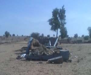 Plane crash, land on a house 