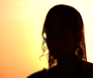 woman gave birth a child on road.