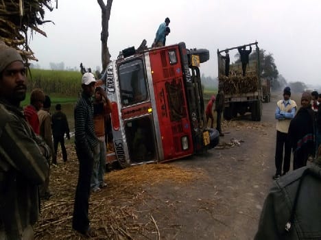 Full truck overturned near Ramnagar sugar overload , blocked
