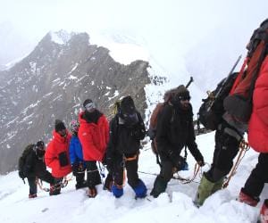 tourists enjoying weather of kashmir