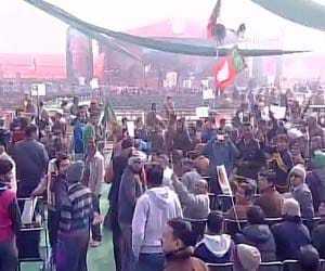 AAP poster at modi rally in ramlila ground.