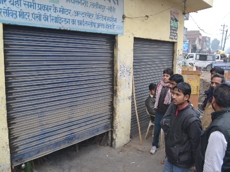 Many stores locks burglars Breaking thousands gathered month