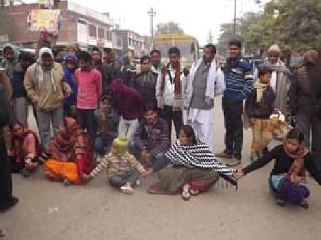 People block the roads for toilets