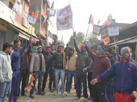 Police clashed with MPs who burn the effigy of