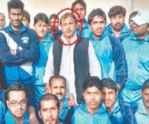 Gangster sundar bhati is distributing ceremony in jal