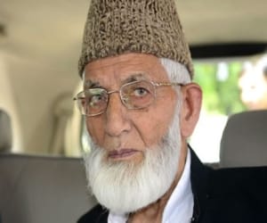 hurriyat demands passport for geelani
